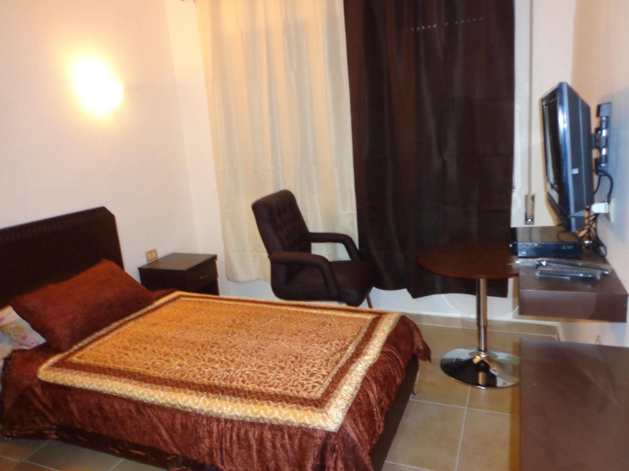 Al Fawanes Hotel Apartments Amman Exterior foto